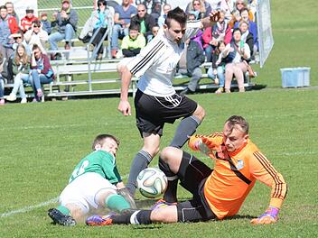 Willkommen in der Krabbelgruppe: Kein Problem mit Haltungsnoten hat Euerbachs Schlussmann Irnes Husic (rechts), der kein Gegentor kassierte gegen die Riedenberger um Christoph Dorn (links). Allerdings blieben auch die Gäste ohne Treffer in der Rhön. Foto: ssp