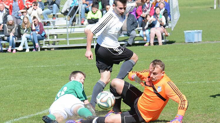 Willkommen in der Krabbelgruppe: Kein Problem mit Haltungsnoten hat Euerbachs Schlussmann Irnes Husic (rechts), der kein Gegentor kassierte gegen die Riedenberger um Christoph Dorn (links). Allerdings blieben auch die Gäste ohne Treffer in der Rhön. Foto: ssp