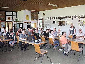 Aufmerksam verfolgten die Bürger die Präsentation von Hubertus Fromm (Mitte). Sandra Schramm (stehend) erläuterte verschiedene Punkte.  Foto: Helmut Will