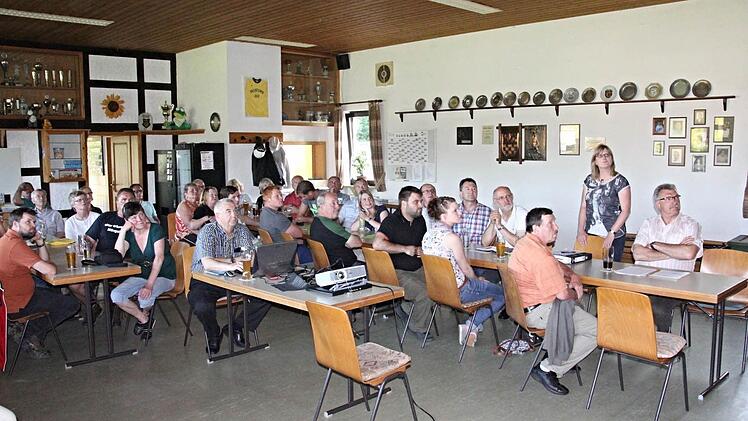 Aufmerksam verfolgten die Bürger die Präsentation von Hubertus Fromm (Mitte). Sandra Schramm (stehend) erläuterte verschiedene Punkte.  Foto: Helmut Will