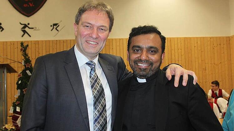 Bei der Verabschiedung von Bürgermeister Klaus Löffler mit Pfarrer Ciriac  Foto: Veronika Schadeck