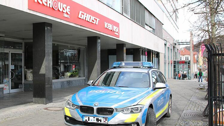 In der Nacht zum Donnerstag wurde in das Fahrrad-Fachgeschäft Icehouse, Fritz-Hornschuch-Straße 7, eingebrochen. Nach ersten Erkenntnissen beläuft sich der Entwendungsschaden auf 20.000 Euro. Foto: Stephan Tiroch