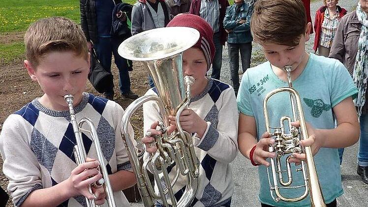 Zu einem freudigen Ereignis wurde die Einweihung des Engelesstegs, der 240 000 Euro gekostet hat. Neben Bürgermeister Rainer Detsch und den beiden Geistlichen Hans-Michael Dinkel und Michael Foltin bereicherte die Bläsergruppe der Reitscher Volksschule mit Luca Völk und Hannes Buckreus sowie Leonard Buckreus (Euphonium) und den Schülern der Klasse 4a (Liedeinlagen) unter der Regie von Rektorin Astrid Kestel den Weiheakt.  Foto: Gerd Fleischmann