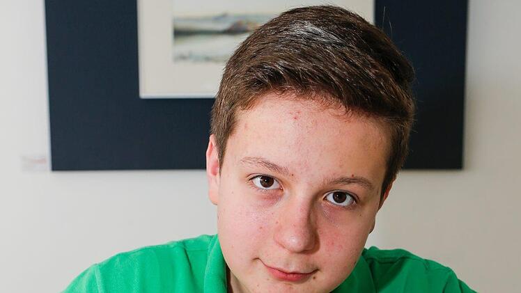 Bastian (14) zeichnet gern. Der Übergang von Kopf und Hals macht ihm Probleme ... Foto: Matthias Hoch