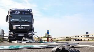 Schwerer Unfall A71: Lkw-Fahrer lebensgef&auml;hrlich verletzt