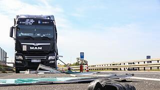 Schwerer Unfall A71: Lkw-Fahrer lebensgef&auml;hrlich verletzt