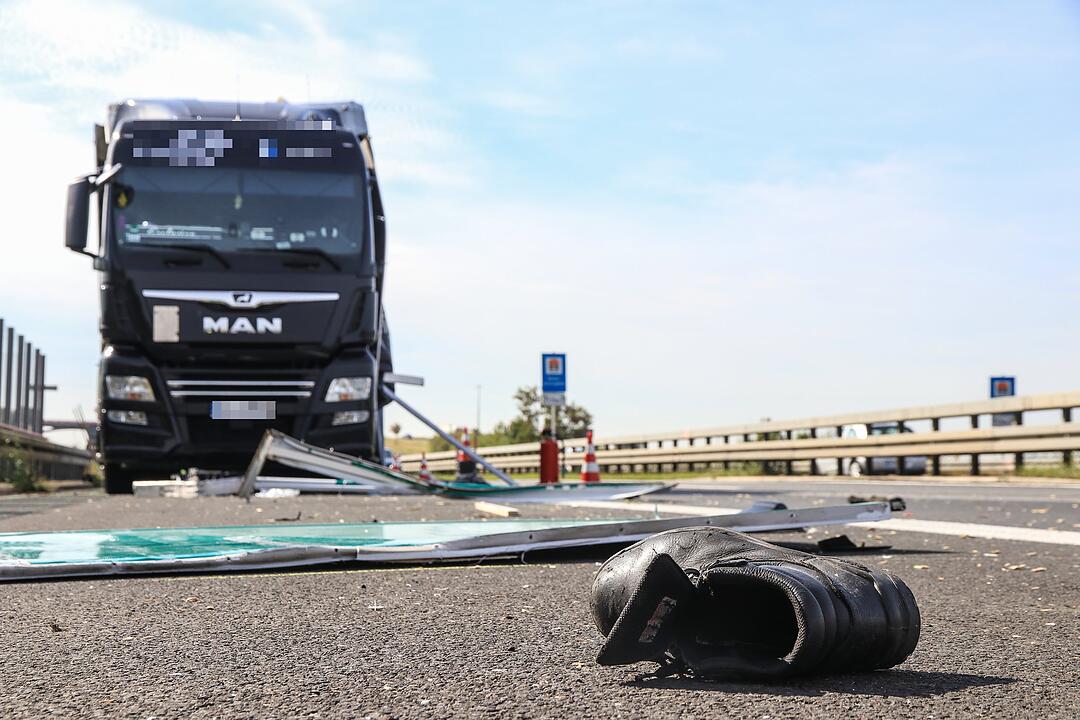 Schwerer Unfall A71: Lkw-Fahrer lebensgefährlich verletzt