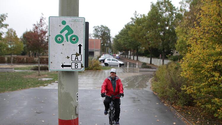 Wo ist denn hier der Aischtal-Radweg? Die Beschilderung der Radwege, wie hier im Höchstadter Engelgarten, ist alles andere als aufschlussreich und zielführend. Sie soll jetzt verbessert werden.   Foto: Andreas Dorsch