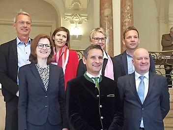 Auf dem Bild sind von links (vorne) Sylvie Thormann, Kurdirektorin und Geschäftsführerin der Bayer. Staatsbad Bad Kissingen GmbH, Thomas Jahn, Kurdirektor und Geschäftsführer AIB-Kur GmbH Bad Aibling, Michael Feiler, Geschäftsführer Tourismus- und Stadtmarketing Bad Neustadt GmbH, dahinter Christopher Krull, Geschäftsführer Oberstaufen Tourismus Marketing GmbH, Jasmine Holfeld, Ammergauer Alpen GmbH, Birgit Schrott, Geschäftsführerin Tourismus Hörnerdörfer GmbH, Dieter Weinzierl, Bad Griesbac...