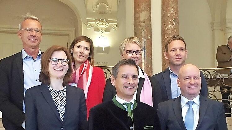 Auf dem Bild sind von links (vorne) Sylvie Thormann, Kurdirektorin und Geschäftsführerin der Bayer. Staatsbad Bad Kissingen GmbH, Thomas Jahn, Kurdirektor und Geschäftsführer AIB-Kur GmbH Bad Aibling, Michael Feiler, Geschäftsführer Tourismus- und Stadtmarketing Bad Neustadt GmbH, dahinter Christopher Krull, Geschäftsführer Oberstaufen Tourismus Marketing GmbH, Jasmine Holfeld, Ammergauer Alpen GmbH, Birgit Schrott, Geschäftsführerin Tourismus Hörnerdörfer GmbH, Dieter Weinzierl, Bad Griesbac...