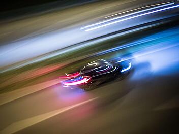 Bei einem mutma&szlig;lichen Autorennen sind in Schweinfurt mehrere Personen verletzt worden. Ein Verkehrsteilnehmer erlitt schwere Verletzungen. Symbolbild: Frank Rumpenhorst/dpa