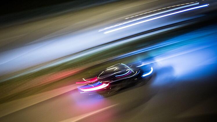 Bei einem mutma&szlig;lichen Autorennen sind in Schweinfurt mehrere Personen verletzt worden. Ein Verkehrsteilnehmer erlitt schwere Verletzungen. Symbolbild: Frank Rumpenhorst/dpa