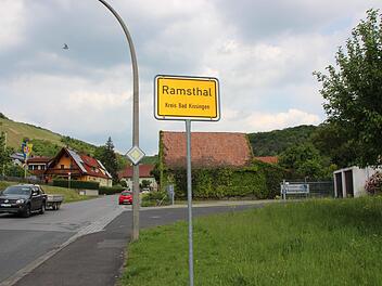 Die seit Jahren angestrebte Versetzung des Ortsschildes in Richtung Euerdorf scheint nun doch möglich zu sein. Der Bürgermeister informierte in der jüngsten Sitzung, dass er eine mündliche Zusage des Landkreises habe und nur noch auf die schriftliche Bestätigung warte.Andreas Lomb