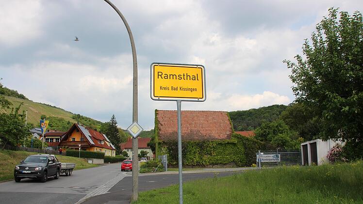 Die seit Jahren angestrebte Versetzung des Ortsschildes in Richtung Euerdorf scheint nun doch möglich zu sein. Der Bürgermeister informierte in der jüngsten Sitzung, dass er eine mündliche Zusage des Landkreises habe und nur noch auf die schriftliche Bestätigung warte.Andreas Lomb