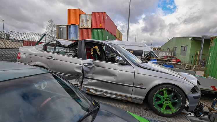 ...aber auch weitere Fahrzeuge hat der Container erwischt. Foto: Ronald Rinklef
