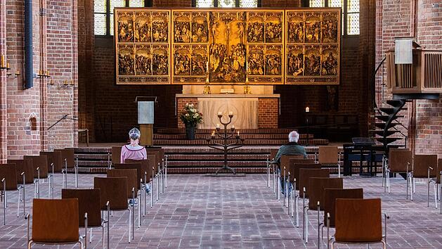 Abstand beim Beten und beim Gottesdienst: Die Vorschriften zur Durchf&uuml;hrung von Gottesdiensten stellen die christlichen Gemeinden vor gro&szlig;e Probleme (Foto aus Niedersachsen). Bei einem Gottesdienst einer christlichen Gemeinschaft in Coburg haben sich am 7. Juni sieben Personen infiziert, was zu einem pl&ouml;tzlichen Anstieg der Zahlen f&uuml;hrte. Foto: dpa