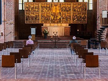 Abstand beim Beten und beim Gottesdienst: Die Vorschriften zur Durchf&uuml;hrung von Gottesdiensten stellen die christlichen Gemeinden vor gro&szlig;e Probleme (Foto aus Niedersachsen). Bei einem Gottesdienst einer christlichen Gemeinschaft in Coburg haben sich am 7. Juni sieben Personen infiziert, was zu einem pl&ouml;tzlichen Anstieg der Zahlen f&uuml;hrte. Foto: dpa