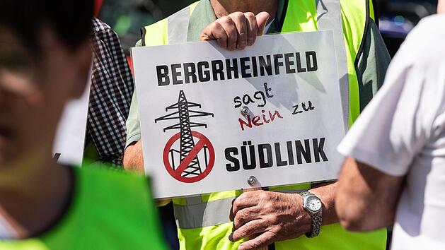 Ein Teilnehmer hält ein Transparent mit der Aufschrift "Bergrheinfeld sagt nein zu Südlink" bei einer Kundgebung in den Händen. Der Bund hat jetzt seine Ausbau-Pläne beschlossen.