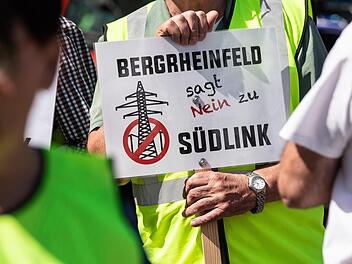 Ein Teilnehmer hält ein Transparent mit der Aufschrift "Bergrheinfeld sagt nein zu Südlink" bei einer Kundgebung in den Händen. Der Bund hat jetzt seine Ausbau-Pläne beschlossen.