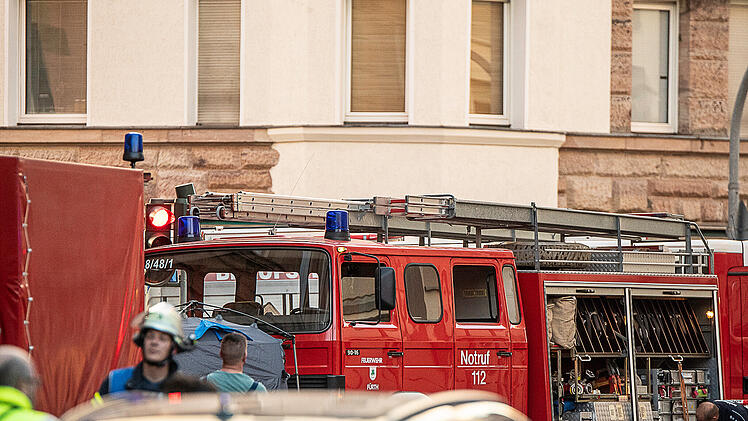 Wohnungsbrand in Mehrfamilienhaus in F&uuml;rth: Eine tote Person geborgen