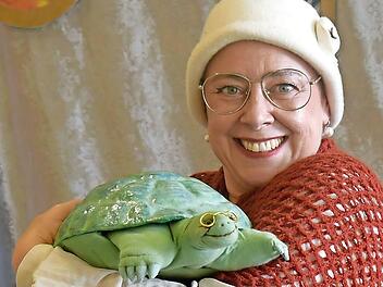 &bdquo;Happy Birthday, Agathe!&ldquo; &ndash; Oma Hermine erz&auml;hlte die Geschichte &uuml;ber den Geburtstag, an dem die Schildkr&ouml;tendame Agathe wie verr&uuml;ckt aufgeregt war.