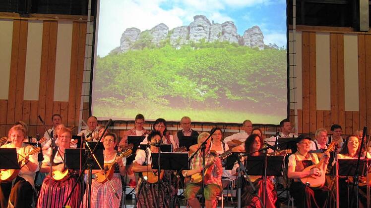 "Zum heil'gen Veit von Staffelstein": viele Besucher sangen das Frankenlied spontan mit.