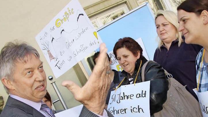 Er teilt ihre Sorgen: MdL Otto Hünnerkopf sprach mit den "Fehrerianern" vor dem Rathaus.