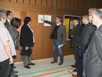 Andreas Schülein stellte den Mitgliedern des Bauausschusses bei einer Ortsbegehung die Entwicklung des Stromverbrauchs in der Dreifachsporthalle Weiher vor. Seit dem Einbau der LED-Leuchten haben sich die Stromkosten halbiert.  Foto: Sonja Adam