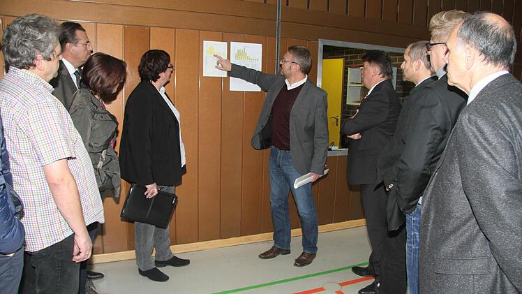 Andreas Schülein stellte den Mitgliedern des Bauausschusses bei einer Ortsbegehung die Entwicklung des Stromverbrauchs in der Dreifachsporthalle Weiher vor. Seit dem Einbau der LED-Leuchten haben sich die Stromkosten halbiert.  Foto: Sonja Adam