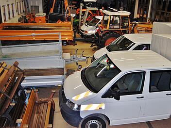 Nicht alles passt rein: Dicht gedrängt stehen die wichtigsten Fahrzeuge in der Halle. Foto: Sigismund von Dobschütz