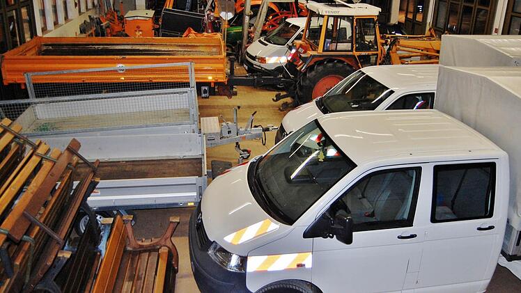 Nicht alles passt rein: Dicht gedrängt stehen die wichtigsten Fahrzeuge in der Halle. Foto: Sigismund von Dobschütz