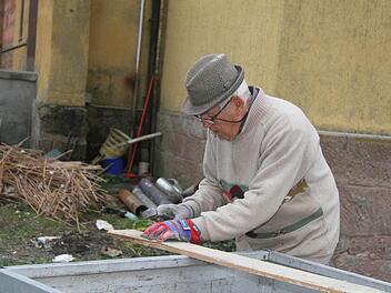 "Der eine spielt Tennis, der andere Fußball. Ich habe eben meine Baustellen", sagt Alwin Heinz. Auch mit 76 Jahren legt er noch selbst mit Hand an. Foto: Sonja Adam