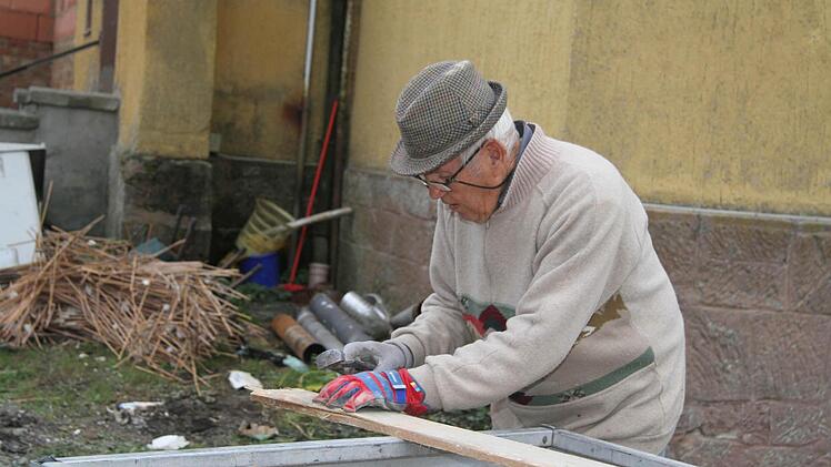"Der eine spielt Tennis, der andere Fußball. Ich habe eben meine Baustellen", sagt Alwin Heinz. Auch mit 76 Jahren legt er noch selbst mit Hand an. Foto: Sonja Adam