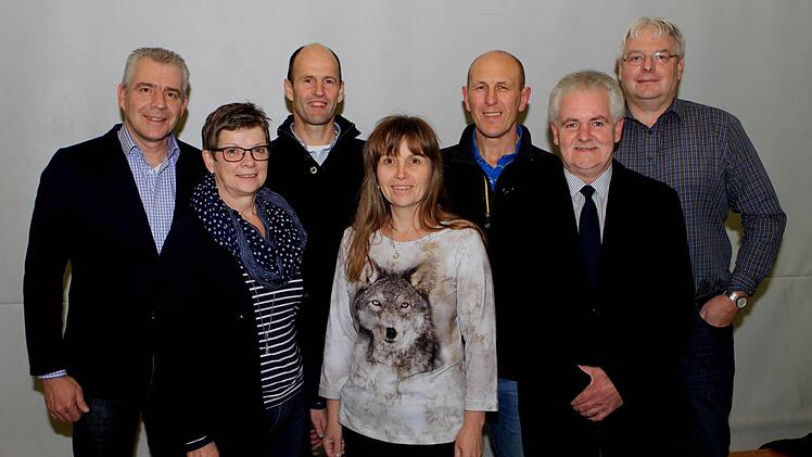 Das derzeitige Vorstands- und Organisationsteam der SG Eltmann mit (vordere Reihe von links) Maria Klein, Ronda Flemming und Frank Eigl sowie (hintere Reihe von links) Wolfgang Stolz, Matthias Pfuhlmann, Edgar Riedl und Peter Kremer. Foto: Günther Geiling