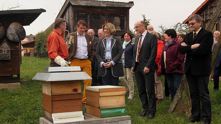 Am Lehrbienenstand (von links) Imkervorstand Peter Kirchner, MdL Steffen Vogel, die bienenpolitische Sprecherin der CSU-Landtagsfraktion Tanja Schorer-Dremel und Kreisvorsitzender Dr. Werner Hornung. Foto: Günther Geiling