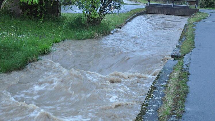 Der Eherenbach war so vollgelaufen, dass sich richtige Strimschnellen bildeten.  Foto: Leo Hühnlein