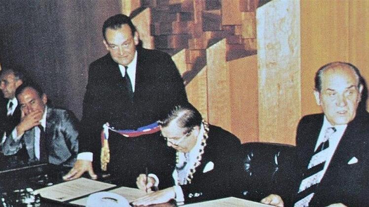Am 23. Juni 1977 unterzeichneten Oberb&uuml;rgermeister Ernst Bergmann und B&uuml;rgermeister Georges Lapeyronie im Rahmen einer Sondersitzung des Neustadter Stadtrates die Partnerschaftsurkunden. Repros: Dieter Seyfarth