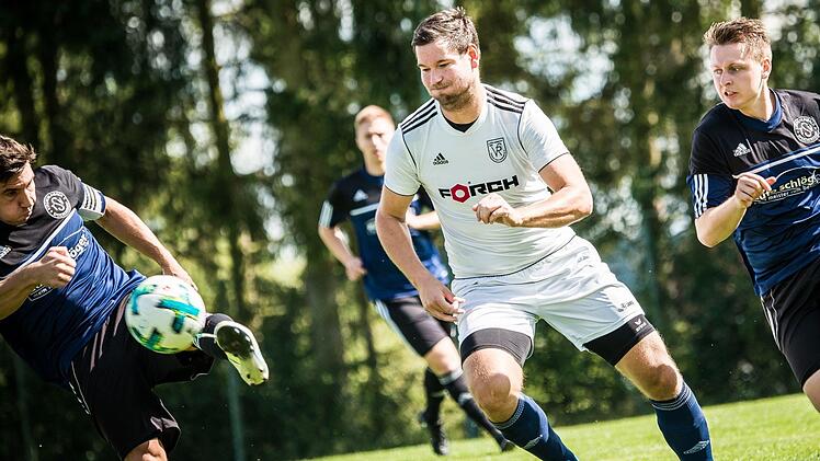 Der Katschenreuther Sebastian Hoffmann war im Kerwa-Spiel nicht zu b&auml;ndigen. In dieser Szene kommt er gegen den Kirchenlaibacher Jan Sebald (l.) allerdings einen Moment zu sp&auml;t.  Foto: Alexander Muck