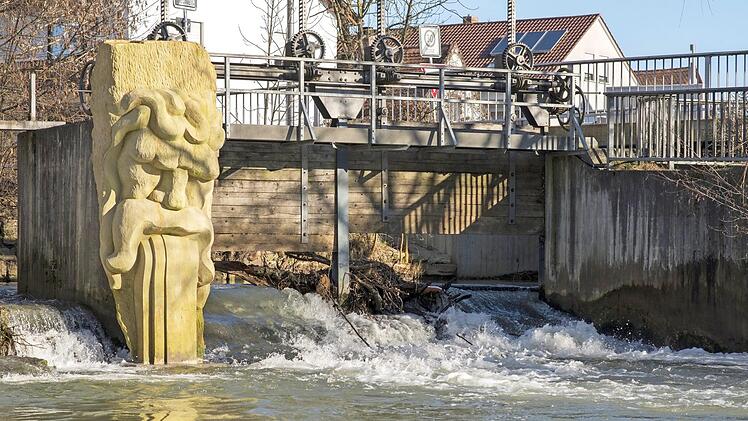 Eine Kunstradtour führt zu markanten Bildhauerarbeiten - wie hier am Wehr in Gundelsheim,  Foto: Thomas Ochs