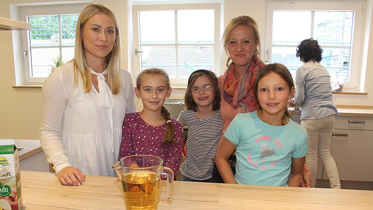 Amelie Heller und Hortleiterin Nina Schorsch plaudern mit Xenia Popp (8), Katharina Graf (8) und Liv Seidel (9). Im Hintergrund räumt Getrud Gareis schon mal die Reste des Mittagessens weg.Foto: Sonny Adam