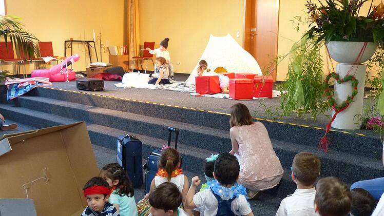 Bei der Eröffnung führten die Kinder ein Theaterstück auf, in dem sie um die Welt reisten. Foto: Pauline Lindner