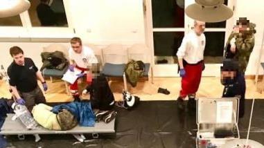 Um insgesamt 18 Betrunkene mussten sich Polizei und Rettungsdienste nach dem Faschingszug in Poppenlauer kümmern, hier im Pfarrhaus, das zum Behandlungsraum umfunktioniert wurde. Acht mussten in Kliniken. Foto: Stefan Koch/BRK Bad Kissingen