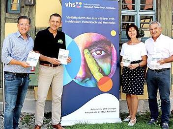 Karsten Fischkal, Ludwig Wahl, Doris Kratz und Ludwig Nagel (v. l.) stellten vor dem Sängerhäuschen im Adelsdorfer Schlossgarten, dem Sitz der VHS, das neue Programm vor. Foto: Johanna Blum