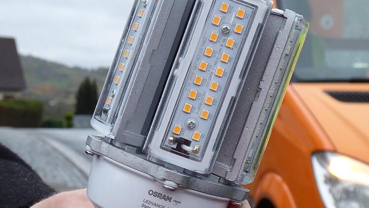 So sehen die neuen Lampen in Weilersbach nun aus.  Fotos: Heidi Amon