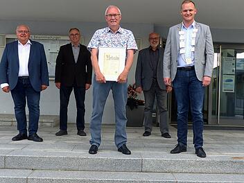 Vier Bürgermeister und ein (ehemaliger) Geschäftsleiter: Vor dem Rathaus in Oerlenbach zeigten sich Siegfried Erhard, Gerhard Fischer, Franz Kuhn und Nico Rogge zusammen mit Werner Rauh (vorne mit Urkunde). Der langjährige Geschäftsleiter erhielt zum Abschied aus dem Berufsleben die Bürgermedaille der Gemeinde und einen Ruhesessel.