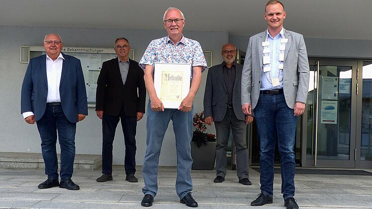 Vier Bürgermeister und ein (ehemaliger) Geschäftsleiter: Vor dem Rathaus in Oerlenbach zeigten sich Siegfried Erhard, Gerhard Fischer, Franz Kuhn und Nico Rogge zusammen mit Werner Rauh (vorne mit Urkunde). Der langjährige Geschäftsleiter erhielt zum Abschied aus dem Berufsleben die Bürgermedaille der Gemeinde und einen Ruhesessel.