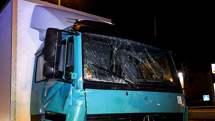 W&uuml;rzburg: Lastwagen kracht auf Bundesstra&szlig;e gegen Bagger - zwei Menschen verletzt