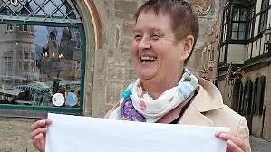 Hedda Hanft mit Kloßrezept auf dem "Oodrüggldüchla". Eine Verkostung ist bei der Führung nicht möglich.