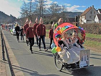 Das Kinderprinzenpaar Leo I. und Elisa I. sa&szlig; in der Rikscha.
