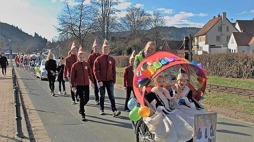 Das Kinderprinzenpaar Leo I. und Elisa I. sa&szlig; in der Rikscha.